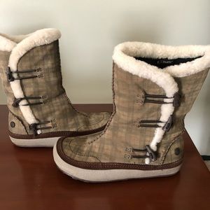 Women’s Merrell plaid winter boots size 8.5